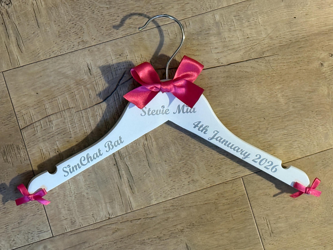 Simchat Bat/Brit Milah Hanger. Personalised Baby Girl or Boy Outfit Hanger for Jewish Ceremony. Unique Baby Gift. Fully customisable.
