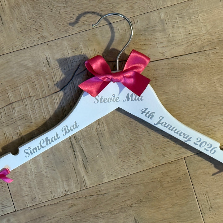Simchat Bat/Brit Milah Hanger. Personalised Baby Girl or Boy Outfit Hanger for Jewish Ceremony. Unique Baby Gift. Fully customisable.